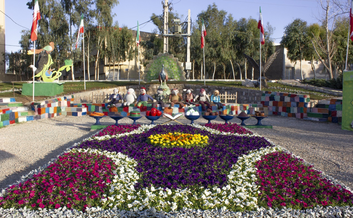 ساخت المان «فرش گل» توسط منطقه یک شهرداری قم در نوروز 1402/خدمت‌رسانی 280 پرسنل منطقه به مسافران نوروزی